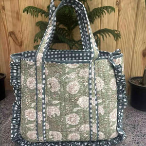 Bolso tote grande de algodón acolchado con volantes, bolso tote con estampado floral, bolso tote personalizado con nombre de novia, regalo para mamá - Product Image 1