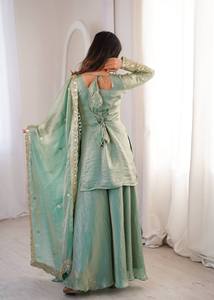 Robe Anarkali traditionnelle indienne et pakistanaise pour femmes, de couleur vert menthe, brodée, longue jusqu'au sol, avec bordure dorée, tenue de mariage - Product Image 6