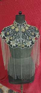 Élégante cape poncho faite à la main avec des paillettes dorées et des perles pour femmes, à franges noires, courte, fine, vintage, pour les occasions de mariage - Product Image 2