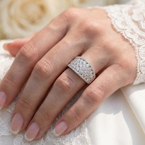Bague de mariage sur mesure classique en or blanc massif 18 carats avec diamant véritable rond et large pour femme - Product Image 3