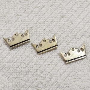 Pin de Solapa de Metal Chapado en Latón Antiguo con Corona de Rey para Kilt, Temas Bávaros y Medievales TT-7902 - Product Image 4