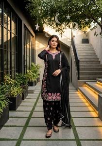 Traje Farshi Clásico de Seda Romana Pesada Bordada de AARIKA TEXTILE con Pantalón a Juego y Dupatta de Georgette Sintética, Ropa Étnica Tradicional - Product Image 3