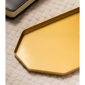 Magnifique plateau de service hexagonal doré avec une finition mate lisse et un motif floral gravé au centre pour le service - Product Image 4