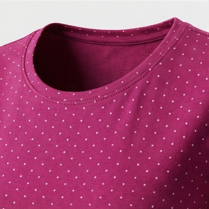 Conjunto de 2 piezas de pantalones cortos con lunares para mujer, camiseta de manga corta y pantalones cortos por encima de la rodilla, ropa deportiva informal transpirable para primavera y verano - Product Image 4