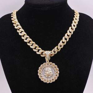 Collier tendance européen et américain en alliage, style hip-hop urbain, avec pendentif rond à motif de personnage de dessin animé, style rap, cubain, entièrement serti de pierres, San Judas - Product Image 3