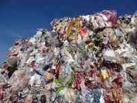 FILM PLASTIK BOPP (PP - POLYPROPYLENE), (WARNA CAMPUR) BAL dan GULUNG SAMPAH LIMBAH untuk DAUR ULANG.