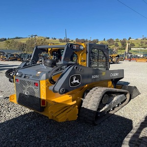 Cargadora compacta sobre orugas Professional Choice Deere 325G con certificación EPA y CE para trabajo en terrenos difíciles. - Product Image 1