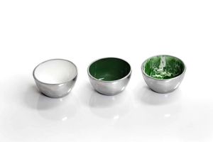 Elegante tazón de metal para servir con acabado esmaltado, perfecto para servir ensaladas, frutas, bocadillos y comidas especiales en casa. - Product Image 3
