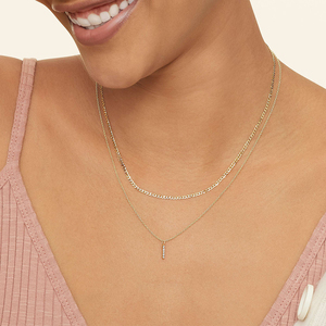 Collar con Cadena de Eslabones en Capas y Colgante de Barra de Diamantes - Product Image 4