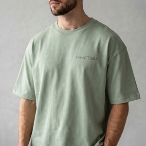 เสื้อยืดผู้ชายสีเขียวเซจ คอกลม แขนสั้น ทรงโอเวอร์ไซส์ พิมพ์ลายตัวอักษรแบบมินิมอล เสื้อผ้าลำลองสไตล์สตรีทแวร์ - Product Image 1