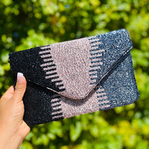 Bolso de mano tipo sobre con cuentas geométricas en negro, azul marino y plateado, hecho a mano, con cierre magnético duradero, portátil, informal, para fiestas. - Product Image 5