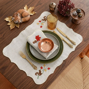 ชุดผ้าปูโต๊ะและผ้าเช็ดปากลินินธรรมชาติปักลายกระรอกน่ารักแบบดั้งเดิมสุดหรู ขอบหยัก ซักได้ เหมาะสำหรับงานแต่งงานและใช้ในบ้าน - Product Image 1