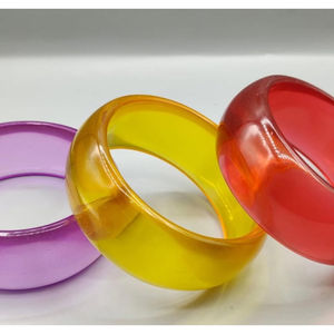 Brazalete de resina brillante en negro azabache Pulsera ancha hecha a mano Joyería de resina moderna Accesorio elegante para looks diarios y nocturnos - Product Image 6