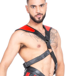 Harnais de poitrine en cuir noir avec accents rouges, ajustement réglable pour tenue de club - Product Image 5