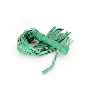 Fouet en cuir vert avec poignée tressée et extrémités à pompons - Product Image 1