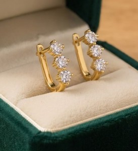 Boucles d'oreilles créoles Huggie à trois pierres en diamant de laboratoire taille ronde, serties griffes, en or massif 10K 14K 18K, bijoux élégants, couleur DEF VS VVS - Product Image 1