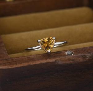 แหวนซิทรินสีเหลืองแท้ในตัวเรือนเงินแท้ 925 พร้อมแหวนซ้อนทรงทริลเลียนคัทจากอัญมณีธรรมชาติ - Product Image 4