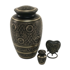 Ensemble d'urnes funéraires gravées à la main pour cendres humaines, comprenant une grande urne adulte, une mini urne souvenir et un souvenir en forme de cœur avec support - Product Image 1
