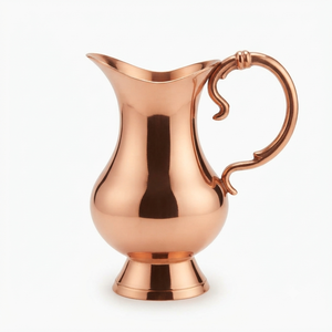Carafe à eau en cuivre pur poli avec poignée courbée vintage, pichet en cuivre classique sur pied, carafe ayurvédique, vaisselle et articles de service - Product Image 1