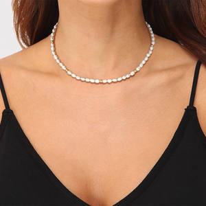 Collier en or avec pendentif en forme de brique de 26 lettres, design créatif, petit carré, chaîne de clavicule, collier à perles tendance, best-seller - Product Image 3