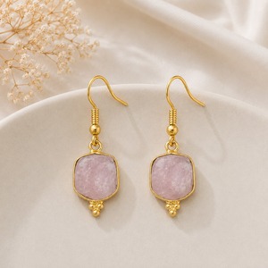 Boucles d'oreilles pendantes en quartz rose, pierre précieuse naturelle brute, crochet en or, bijoux faits main en laiton style bohème, cadeau pour l'amour - Product Image 1
