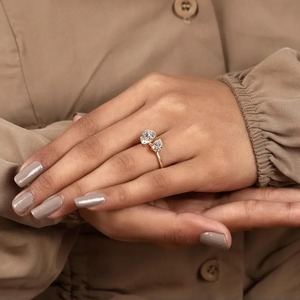 Anillo de compromiso de lujo para mujer en oro amarillo con diamante cultivado en laboratorio de corte pera, color E, marca Shivram Diamond, con certificado IGI, 2 piezas. - Product Image 5