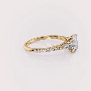 Anillo de compromiso vintage con diamante de laboratorio de corte cojín y piedras laterales en oro blanco/amarillo y oro rosa de 9K con baño de rodio - Product Image 4