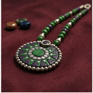Collier Bohème Vert Soleil Éclatant avec Pendentif Perlé, Bijou Ethnique pour Femme, Idéal Cadeau, Fête, Mariage - Product Image 1