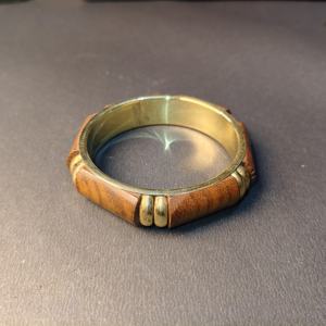 กำไลข้อมือไม้ธรรมชาติแกะสลักด้วยมือและทองเหลืองขัดเงา – กำไลไม้รูปทรงเรขาคณิตสองสี – สไตล์ชาติพันธุ์ผสมผสานวัสดุหลากหลาย - Product Image 5