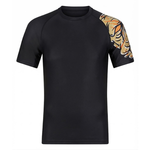 Rashguard à manches courtes entièrement imprimé pour enfant, idéal pour le Jiu-Jitsu, le grappling et la lutte en salle, avec étiquette personnalisée - Product Image 5