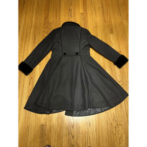 Manteau d'hiver vintage gothique pour femme en mélange de laine avec col et poignets en fausse fourrure - Manteau de princesse évasé et cintré - Product Image 2