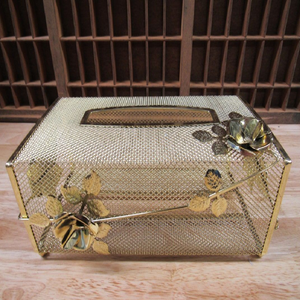 Boîte à mouchoirs en maille dorée de style vintage, ornée de ces délicates icônes de roses métalliques. Disponible à prix de gros. - Product Image 1