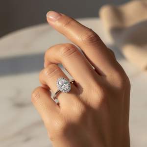 Bague Halo Minimaliste en Diamant Taille Ovale 0,60 CTW, Monture Solitaire Délicate en Or, Certifiée IGI, Bijoux de Fiançailles, Mariage et Soirée - Product Image 6