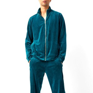 Conjunto deportivo de terciopelo para hombre de dos piezas con chaqueta con cremallera completa y pantalones jogger de corte ajustado. Elegante conjunto deportivo de terciopelo para hombre. - Product Image 5