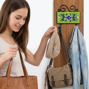 Patère murale en céramique verte avec motif floral bleu, style vintage fait main, 2 crochets - Product Image 4