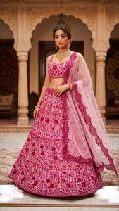 Ensemble de lehenga en tulle avec broderies de sequins, de dori et de zari, accompagné d'un chemisier en tulle et d'un dupatta en tulle, pour mariages et soirées. - Product Image 3