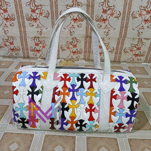 Bolsa de Compras Moderna con Textura Cruzada y Parches, Cierre de Cremallera y Correa Ajustable - Alta Calidad - Product Image 3