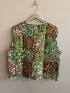 Gilet matelassé patchwork fait main pour femme, motif floral - Product Image 6