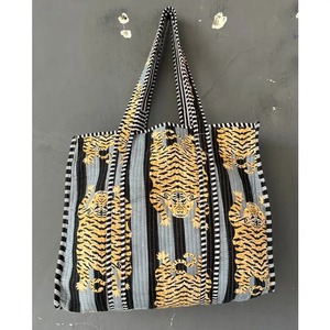 Sac fourre-tout en coton matelassé multicolore : imprimé à la main, idéal pour les voyages - Product Image 6