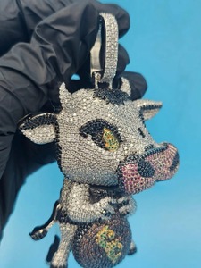 Colgante de vaca de plata 925 con moissanita y diamantes, amuleto de animal totalmente engastado, colgante personalizado y otras joyas de diamantes - Product Image 2