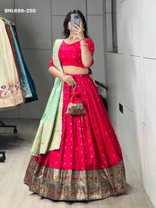 Ensemble Lehenga-Choli en soie Paithani traditionnelle indienne avec motifs tissés colorés et bordure Zari, accompagné de Batwa, à prix de gros - Product Image 3