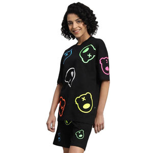Conjunto de Dos Piezas con Estampado de Dibujos Animados en Negro para Mujer, Camiseta Holgada Personalizada y Pantalones Cortos, Perfecto para un Estilo Juvenil y Casual - Product Image 1