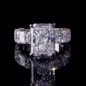 Anillo de Compromiso con Moissanita Corte Princesa, Plata 925 con Baño de Rodio, Engaste Pavé, Diseño Corona, Joyería Unisex Estilo Hip Hop - Product Image 2