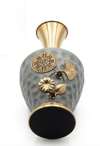 Jarrón Antiguo de Bronce y Oro Verde con Diseño Moteado - Elegantes Jarrones Decorativos con Acabado Metálico para Decoración Moderna del Hogar y Regalos - Product Image 3
