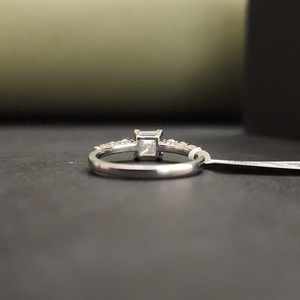 Anillo de Compromiso con Moissanita Corte Princesa, Certificado IGI, Plata de Ley 925, Engaste Pavé, Moderno, Unisex, para Regalo de Cumpleaños - Product Image 4