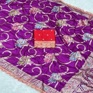 Sari de Seda Dola Premium VASTRA COTTAGE con Tejido Zari Intrincado, Acabado Teñido a Mano y Borde de Encaje Festoneado Bordado - Product Image 3