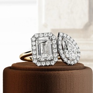 Anillo de Dos Piedras con Diamantes Cultivados en Laboratorio, Corte Esmeralda y Corte Pera, Diseño Premium Halo, 1.5 Quilates, Oro 14k/18k, Moderno, para Compromiso o Boda - Product Image 1