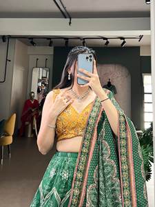 Elegante Lehenga Choli Festivo con Bordado Intenso y Trabajo de Hilos Finos, Perfecto para Bodas y Celebraciones Tradicionales - Product Image 3