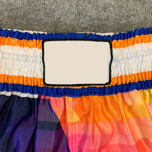 กางเกงมวยไทยผู้ชาย แข็งแรง ทนทาน ผลิตจากโพลีเอสเตอร์ 100% สำหรับฝึกซ้อม ดีไซน์ทันสมัยใหม่ล่าสุด บริการสกรีนโลโก้แบรนด์ตามสั่ง เนื้อผ้าระบายอากาศได้ดี - Product Image 4