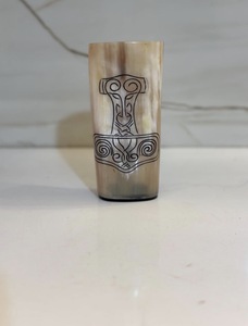 Nuevo vaso de chupito de cuerno de moda con base de madera y tallado personalizado. Recubrimiento de alta calidad a prueba de fugas y apto para alimentos. - Product Image 6
